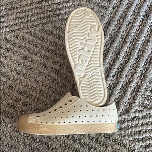 Native Jefferson Bling shoes, kid size C13 Bone White/Champagne Bling clean